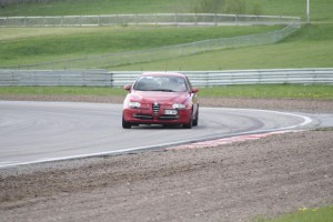 Röd Alfa Romeo 147 i en kurva på racerbanan Gelleråsen