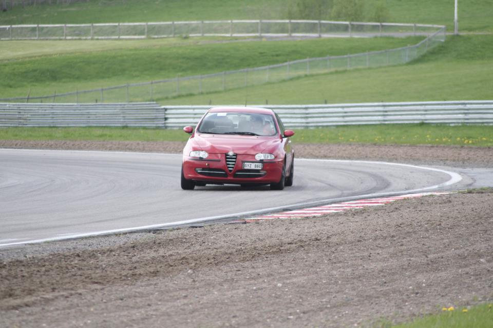 147an på Gelleråsen Röd Alfa Romeo 147 i en kurva på racerbanan Gelleråsen