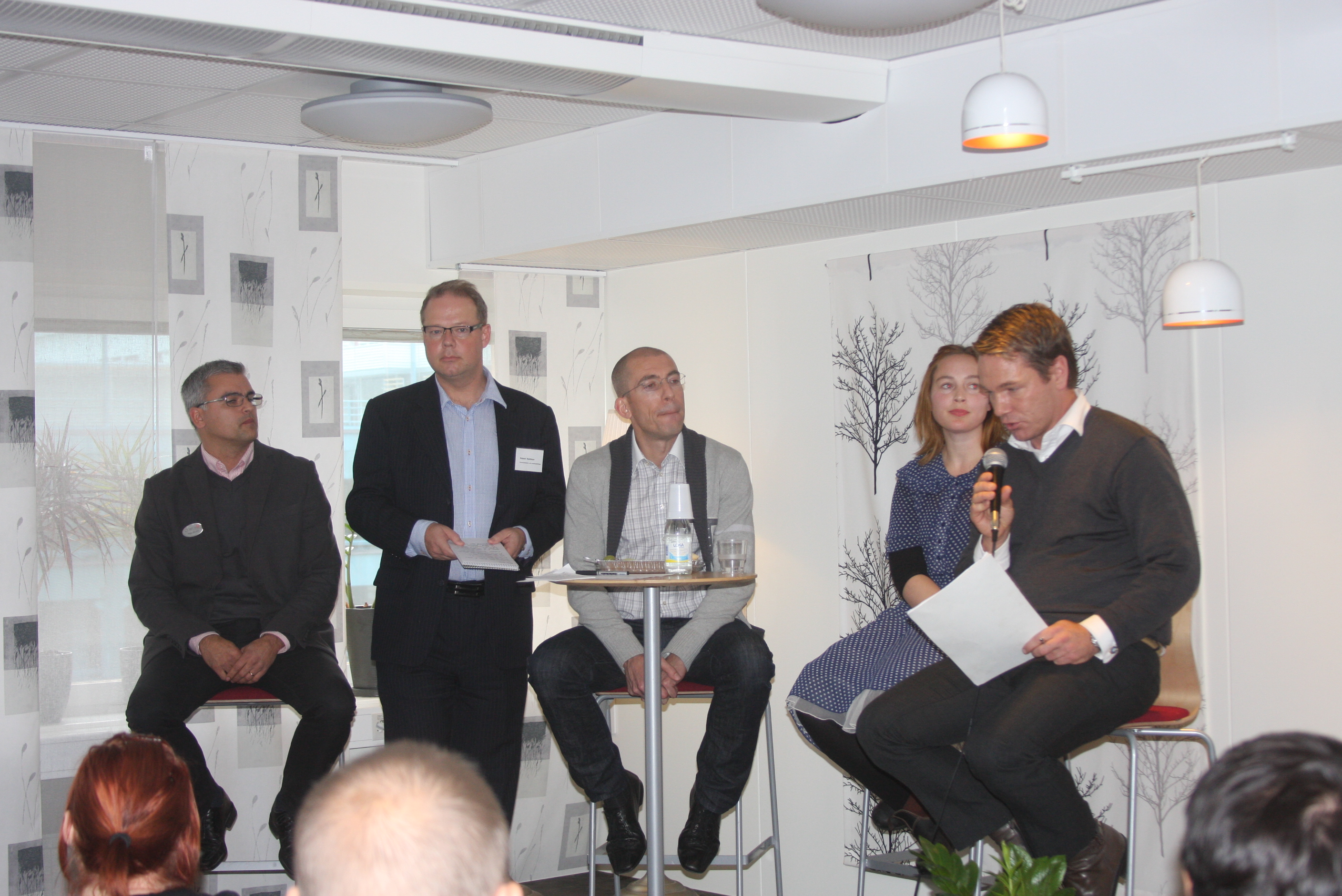 Paneldebatt Robert Hultman modererar paneldebatt i Örebro