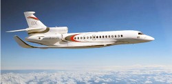Dassualt Falcon 8X. Ett litet jetplan mot blå himmel