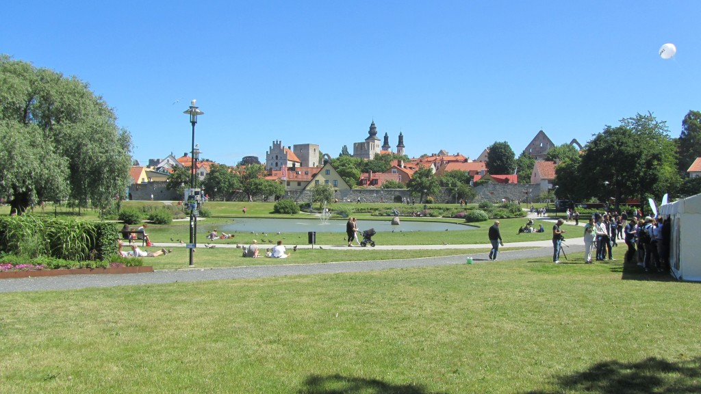 Almedalen. Parken med dammen och stadsmuren i bakgrunden