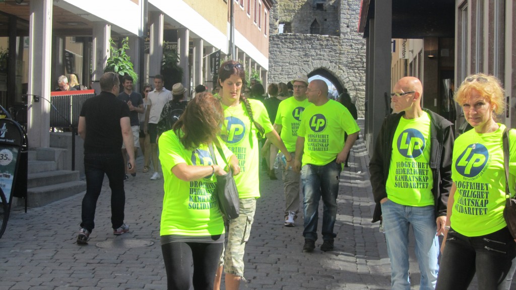 Några män och kvinnor i neonfärgade T-shirts