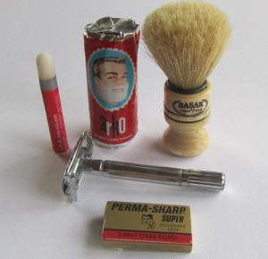 Alunstift, Arko raktvål, rakborste, rakhyvel och paket med rakblad.