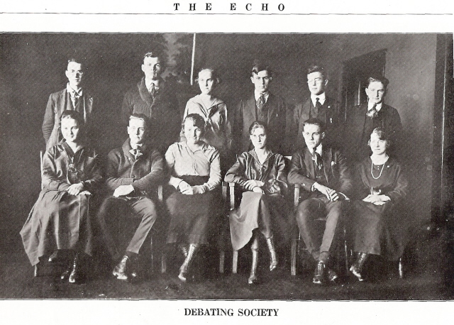 Gruppbild föreställande The Echo en diskussionsklubb 1920