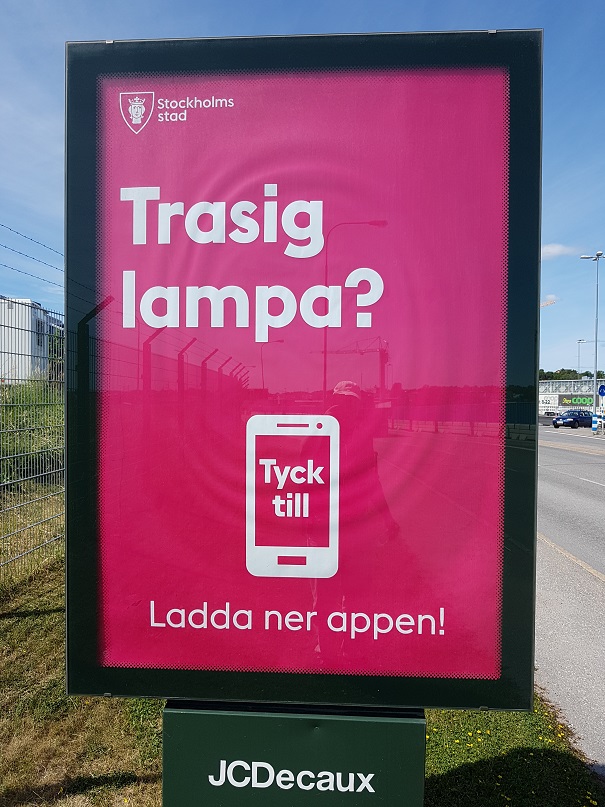 Affisch från Stockholm stad med texten "Trasig lampa? - Tyck till"